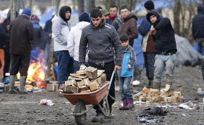 Un migrante en un campo de refugiados, este miércoles en Calais, Francia.