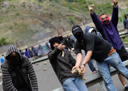 Mineros hacen acopio de piedras para lanzar a los agentes de la guardia civil en Ciñera, León.