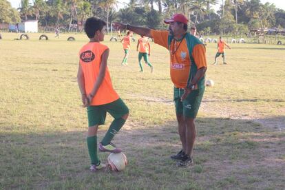 El primer entrenador de Diego, Flávio Machado, le da instrucciones a un joven en Lagarto.