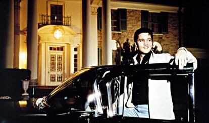 Elvis, frente a Graceland, su mansión en Menphis, en una imagen de los años sesenta.