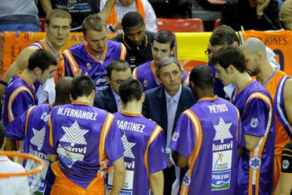 Svetislav Pesic (en el centro) da instrucciones a los jugadores del Power Electronics Valencia.