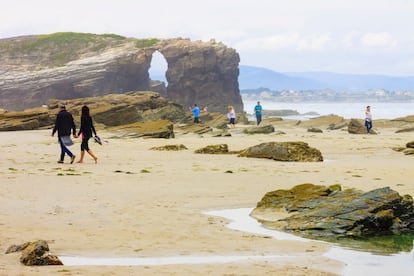 La ría de Ribadeo separa Galicia de Asturias. se puede gestionar la reserva en este enlace), el mar ha esculpido en el acantilado cavidades de hasta 30 metros de altura que recuerdan a las bóvedas de un templo. Hay que tener cuidado con los desprendimientos (poco habituales, pero posibles) y también con las olas si se opta por el baño. <br><br> <i>Ribadeo está a a 1 hora y 10 minutos en coche desde Lugo; 1 hora y 25 minutos desde Oviedo.</i>