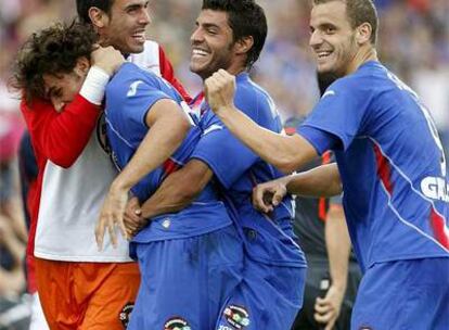 Los jugadores del Getafe felicitan a Pedro León por su gol ante Osasuna.