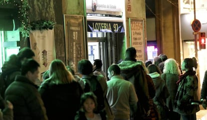 Colas para comprar loter&iacute;a en una administraci&oacute;n del centro de Barcelona durante la jornada de reflexi&oacute;n del 21D.