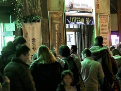 Colas para comprar loter&iacute;a en una administraci&oacute;n del centro de Barcelona durante la jornada de reflexi&oacute;n del 21D.