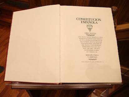 Un ejemplar de la Constitución Española, en el salón de plenos de las Cortes de Castilla-La Mancha, a 4 de diciembre de 2021, en Toledo.