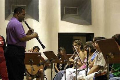 Los 25 chicos y chicas siguen con mucha atención el cursillo de Víctor Goines, director de la prestigiosa Juilliard School de Nueva York.