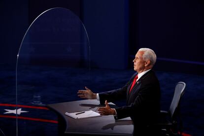 El republicano Mike Pence toma la palabra en un momento del debate con la candidata demócrata Kamala Harris.
