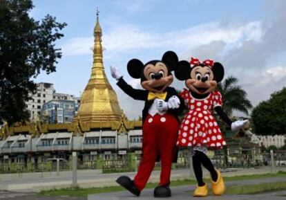 Mickey y Minnie Mouse frente a la pagoda de Suu lay en Rangún (Birmania)
