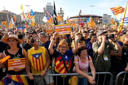 Una asistente a la manifestación del 11-S en Barcelona sostiene un cartel que reza "Independencia o dimisión".