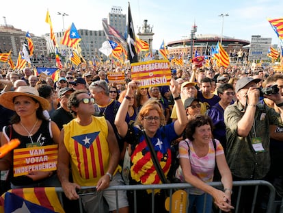 Una asistente a la manifestación del 11-S en Barcelona sostiene un cartel que reza "Independencia o dimisión".