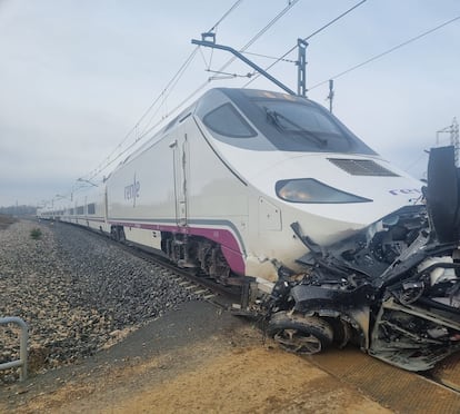 Accidente en un paso a nivel en el cruce de caminos entre Monzón de Campos y Husillos (Palencia), en una imagen cedida por la subdelegación del Gobierno.