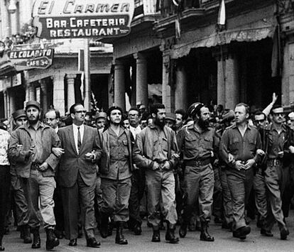 Manifestación castrista en La Habana el 5 de marzo de 1960. De izquierda a derecha, en la primera fila: Fidel Castro, Osvaldo Dortico, Ernesto "Che" Guevara, Augusto Martínez-Sánchez, Antonio Núñez-Jiménez, William Morgan y Eloy Guttiérrez Menoyo.