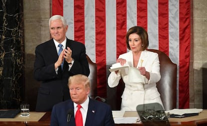 La presidenta del Congreso, Nancy Pelosi, rasga una copia del discurso de Trump del estado de la Unión.