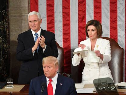 La presidenta del Congreso, Nancy Pelosi, rasga una copia del discurso de Trump del estado de la Unión.