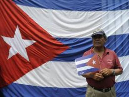 La misión diplomática de La Habana en Washington informó de que tanto la Sección de Intereses como la misión permanente de Cuba ante la ONU han perdido la capacidad de realizar depósitos en su entidad financiera, el banco M & T, y a partir del 1 de marzo se quedarán sin cuenta bancaria. EFE/Archivo