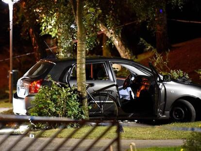 Un polic&iacute;a examina el coche contra el que un motorista ha disparado este domingo en Malmoe (Suecia). 