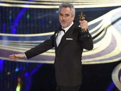 Alfonso Cuarón, director del largometraje 'Roma', con la estatuilla a mejor fotografía.