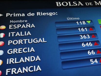 Vista de un panel de la Bolsa de Madrid que refleja la evoluci&oacute;n de la prima de riesgo de los pa&iacute;ses europeos. 