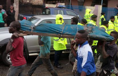 Varias personas evacúan un cuerpo del lugar de la tragedia, en Accra este jueves.