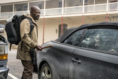 Lennie James lleva desde el primer episodio de The Walking Dead interpretando a Morgan, el vecino de Rick que perdió a toda su familia en el apocalipsis, aunque de manera interrumpida. Primero solo aparecía una o dos veces por temporada, luego se volvió regular y ahora cambia de serie. “Por fin puedo dejar de ser el amigo de Rick o un personaje que pasaba por ahí”. Su personaje viaja de Atlanta a Texas para combatir sus visiones y convertirse en un hombre nuevo, un luchador y líder. Igual que este actor británico al que hemos visto en Line of Duty, Jericho o Save Me, que él mismo escribe, que reconoce que si le hubieran dicho hace unos años que duraría tanto con un personaje se “habría pegado un tiro”. Pero con Morgan se ha vuelto sobreprotector.