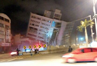 Bombeiros entram em um edifício afetado pelo terremoto em Hualien (Taiwan).