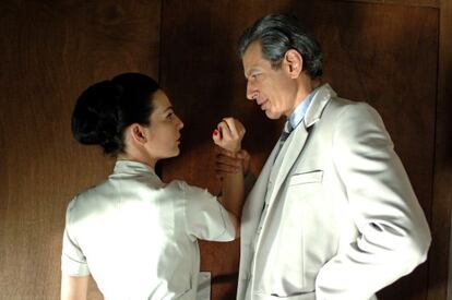 Ayelet Zurer y Jeff Goldblum, en una imagen en el sanatorio de &#039;Adam resucitado&#039;.