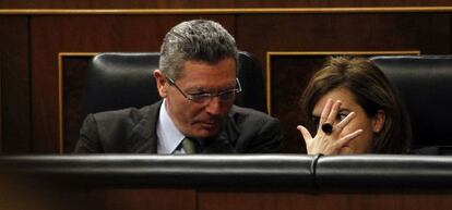 Gallardón y Santamaría conversan el jueves en el Congreso.