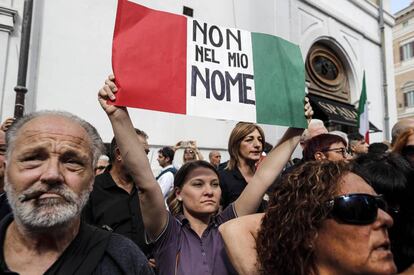 Manifestantes protestam perto da Câmera de Deputados contra o governo