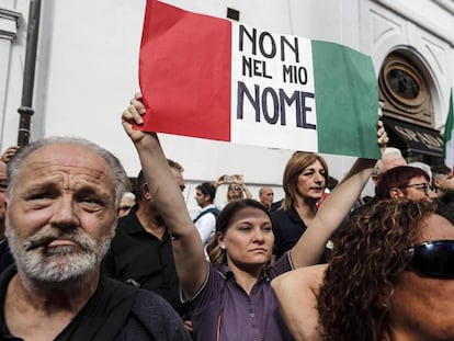 Manifestantes protestam perto da Câmera de Deputados contra o governo