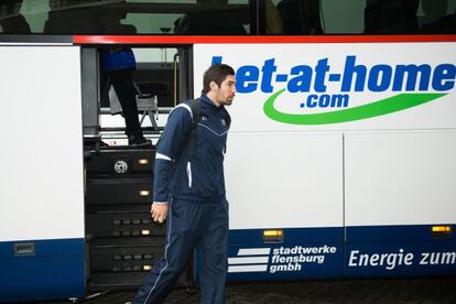 Nikola Karabatic se baja del autobús del Montpellier a su llegada a Flensburgo.
