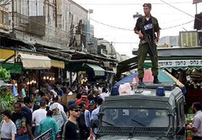 Un soldado israelí vigila uno de los mayores mercados de Jerusalén.