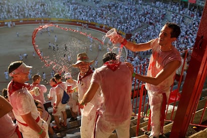 Público asistente a una corrida de toros se lanza bebida en las gradas de la plaza de toros de Pamplona, el 8 de julio de 2016.