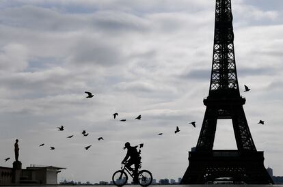 Un ciclista pedalea por la zona de Trocadero, cerca de la Torre Eiffel, en París.