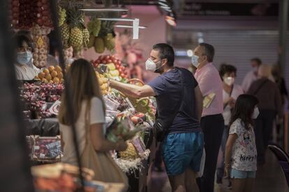 Ambiente en el mercado municipal del Ninot de la capital catalana, este jueves. La recomendación es utilizar las mascarillas siempre que se esté fuera del domicilio habitual.