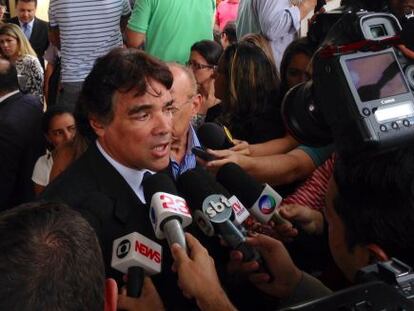 O senador Lobão Filho, dá entrevista em frente ao presídio de Pedrinhas.