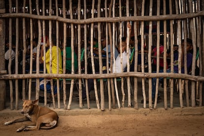 Niños reciben clase en una de las aulas de la escuela La Voluntad de Dios.