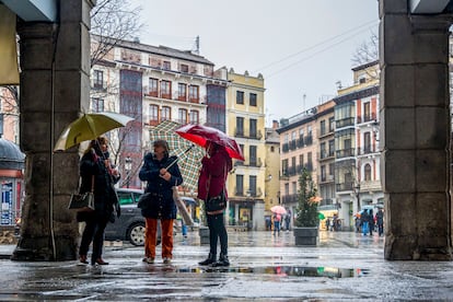 Varias mujeres se protegían de la lluvia con paraguas en el centro de Toledo, el 19 de enero.