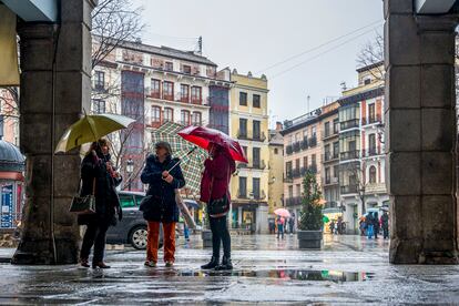 Varias mujeres se protegían de la lluvia con paraguas en el centro de Toledo, el 19 de enero.