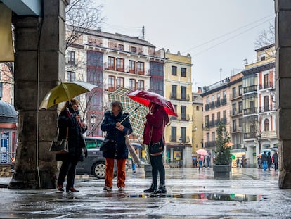 Varias mujeres se protegían de la lluvia con paraguas en el centro de Toledo, el 19 de enero.