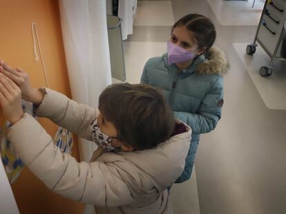 Ànnia y Martina colgando estrellas en el Hospital Infantil Vall d'Hebron