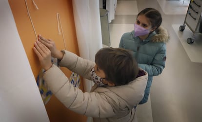 Ànnia y Martina colgando estrellas en el Hospital Infantil Vall d'Hebron