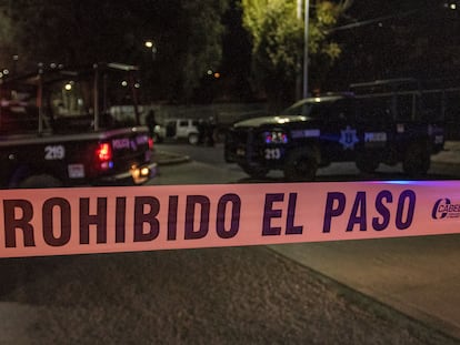 En una fotografía de archivo, policías trabajan en una escena del crimen.