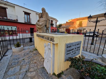 Estatua con reliquias del cuerpo de Fernando de Rojas, en La Puebla de Montalbán (Toledo).