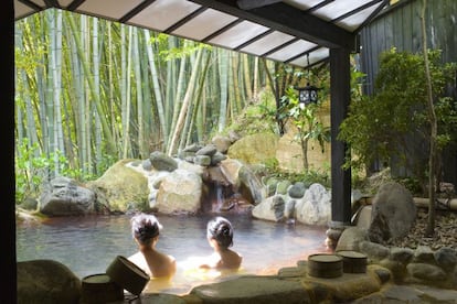 Dos mujeres en un baño tradicional en Japón.