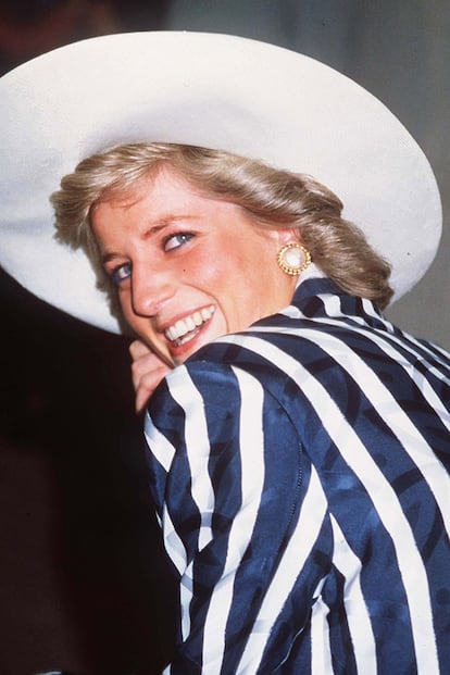 Diana de Gales tenía una de las colecciones de sombreros más extensas y envidiables. Nos quedamos con este por su simplicidad: nos lo seguíriamos poniendo hoy mismo.