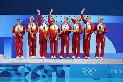 El equipo español de natación artística, con el bronce durante la entrega de medallas.