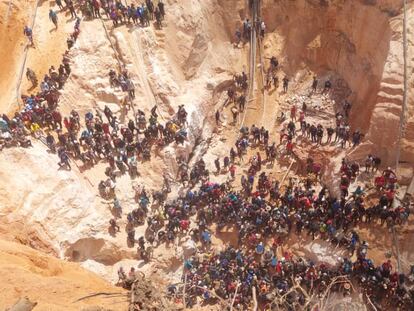 Una multitud de voluntarios acudena rescatar a personas sepultadas tras el derrumbe de la mina de oro 'Bulla Loca', en La Paragua, Bolívar (Venezuela), el 20 de febrero.