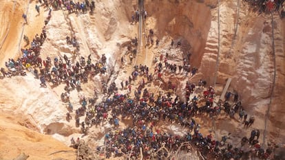 Volunteers gathered to rescue workers at the collapsed mine Bulla Loca, in La Paragua, Bolívar (Venezuela), February, 21 2024.