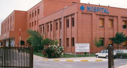 Fachada del hospital de Hell&iacute;n, en Albacete.